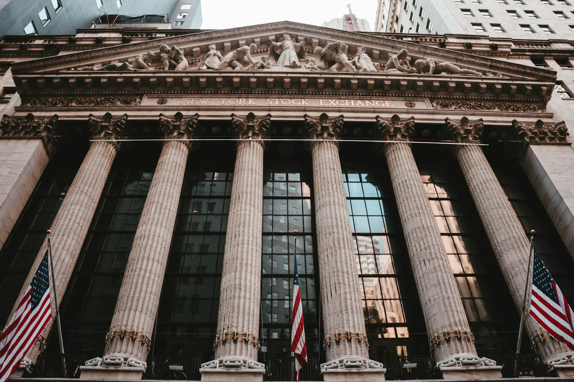 Take a glimce on financial world with Dekipi Finance